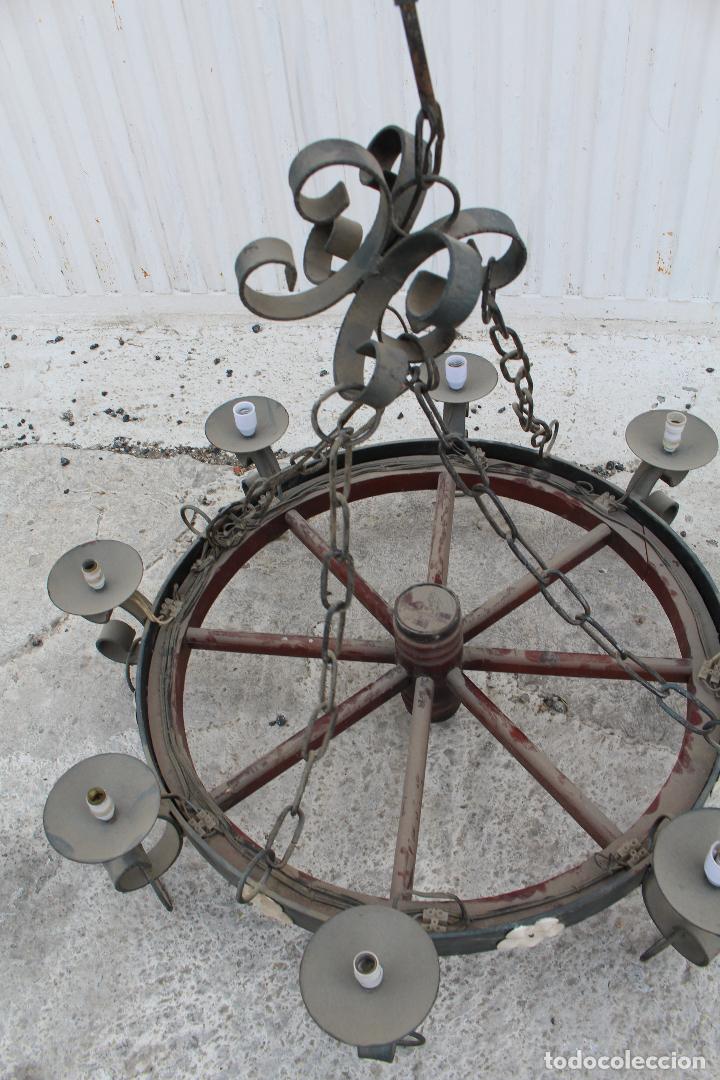 Antig&uuml;edades: lampara rustica con rueda de madera y hierro de forja - Foto 4