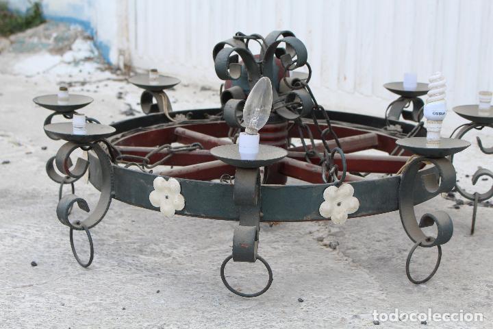 Antig&uuml;edades: lampara rustica con rueda de madera y hierro de forja - Foto 6