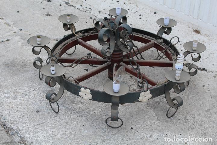 Antig&uuml;edades: lampara rustica con rueda de madera y hierro de forja - Foto 7