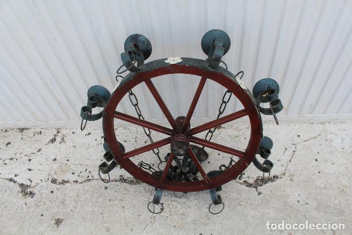 Antig&uuml;edades: lampara rustica con rueda de madera y hierro de forja - Foto 8