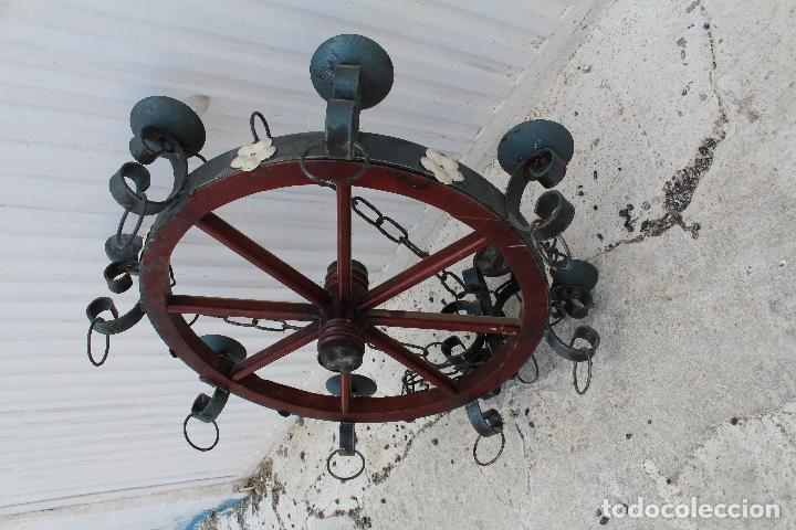 Antig&uuml;edades: lampara rustica con rueda de madera y hierro de forja - Foto 9