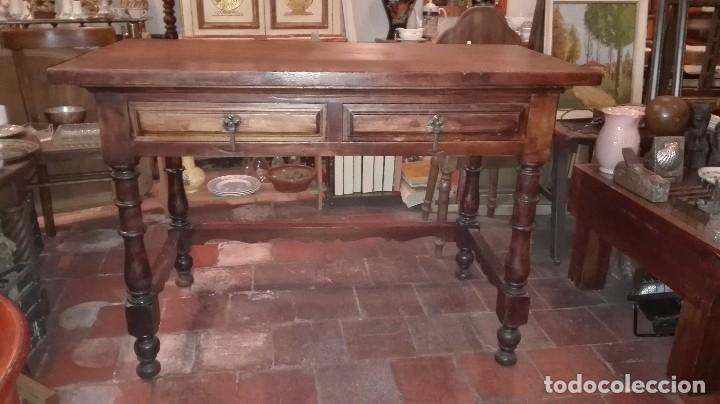 Antig&uuml;edades: Mesa de patas torneadas y dos cajones. - Foto 1