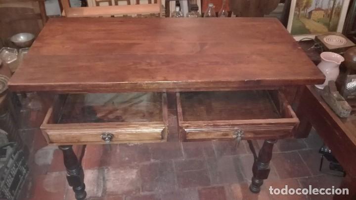 Antig&uuml;edades: Mesa de patas torneadas y dos cajones. - Foto 2