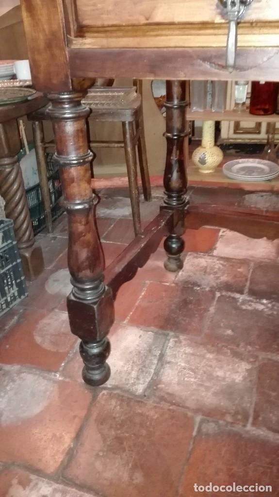 Antig&uuml;edades: Mesa de patas torneadas y dos cajones. - Foto 3