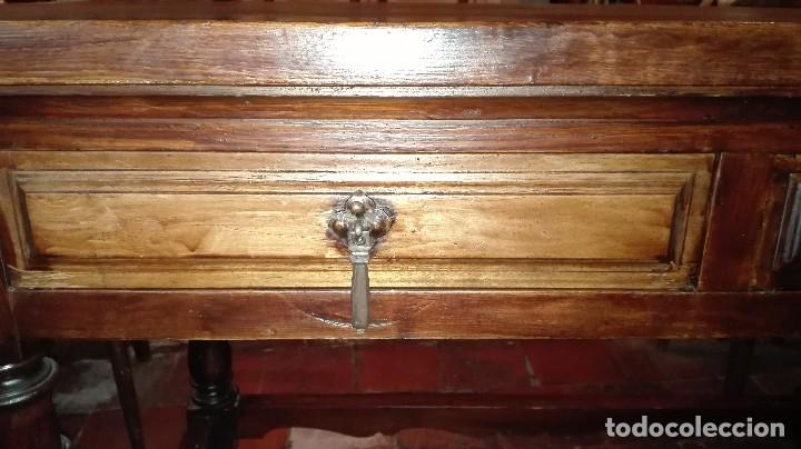 Antig&uuml;edades: Mesa de patas torneadas y dos cajones. - Foto 4