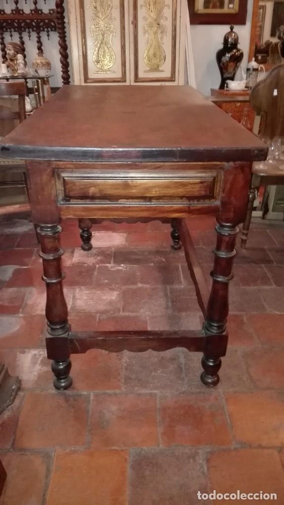 Antig&uuml;edades: Mesa de patas torneadas y dos cajones. - Foto 5
