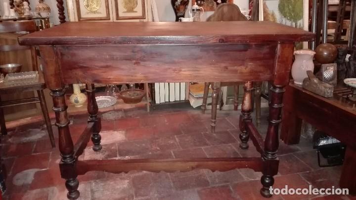 Antig&uuml;edades: Mesa de patas torneadas y dos cajones. - Foto 6