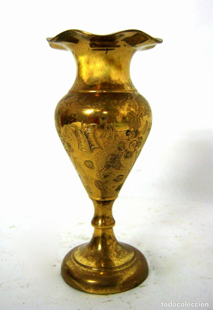 Antig&uuml;edades: Antiguo jarron de bronce grabado - Foto 2