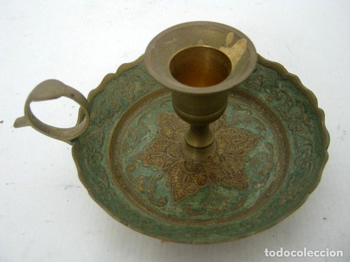 Antig&uuml;edades: Antigua palmatoria candelabro champleve con esmalte celadon - Foto 2