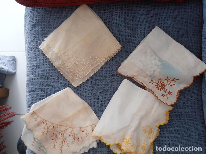 Antig&uuml;edades: 4 servilletas y una funda para peines - Foto 1