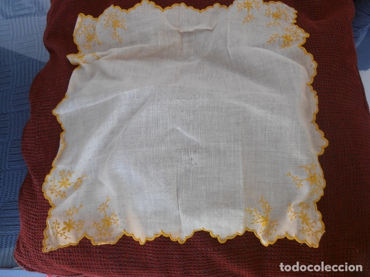 Antig&uuml;edades: 4 servilletas y una funda para peines - Foto 4