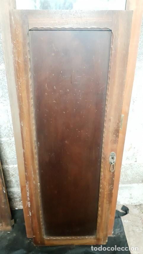 Antig&uuml;edades: Puerta de armario con greca decorativa. - Foto 1