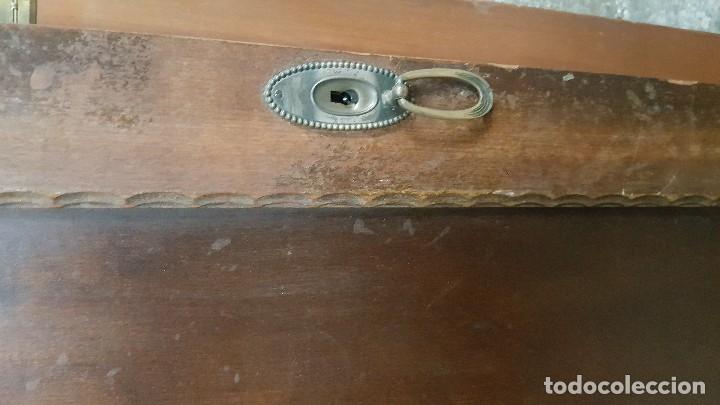 Antig&uuml;edades: Puerta de armario con greca decorativa. - Foto 3