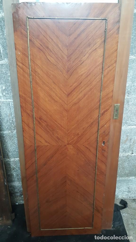 Antig&uuml;edades: Puerta de armario en madera de ra&iacute;z. - Foto 1