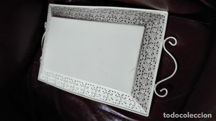 Antig&uuml;edades: Bandeja de metal decorada con flores y mariposas. - Foto 3