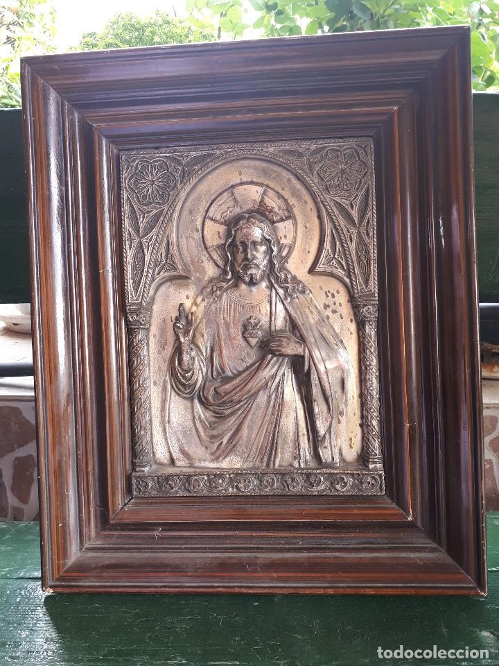 Antig&uuml;edades: antiguo cuadro con cristo, repujado - Foto 2
