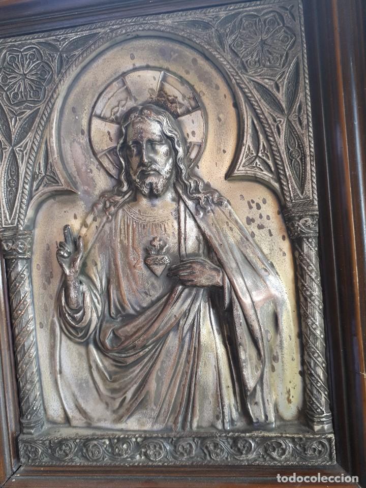 Antig&uuml;edades: antiguo cuadro con cristo, repujado - Foto 3