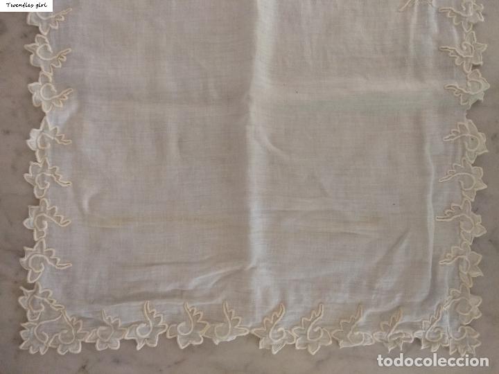 Antig&uuml;edades: Antiguo pa&ntilde;eulo celeste bordado Anita - Foto 3