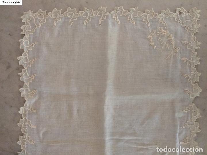 Antig&uuml;edades: Antiguo pa&ntilde;eulo celeste bordado Anita - Foto 4