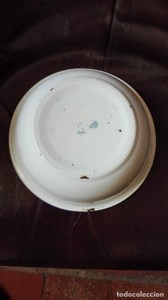 Antig&uuml;edades: Plato de hierro vidriado. - Foto 3