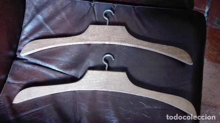 Antiquit&eacute;s: Pareja de perchas de madera decada de los:50+o-.