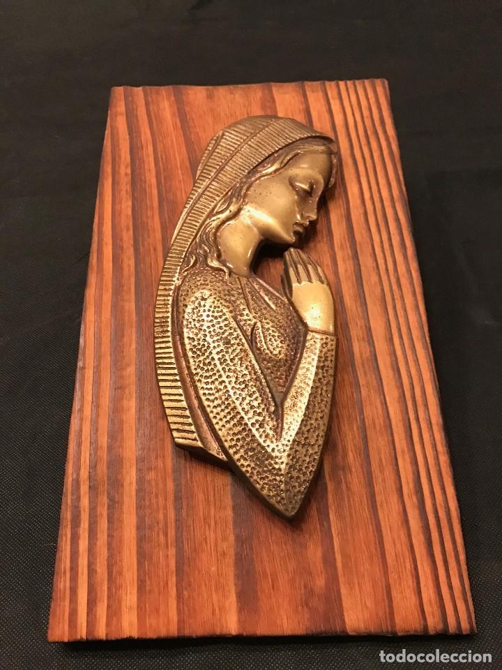 Antig&uuml;edades: Virgen de lat&oacute;n con fondo madera - Foto 1