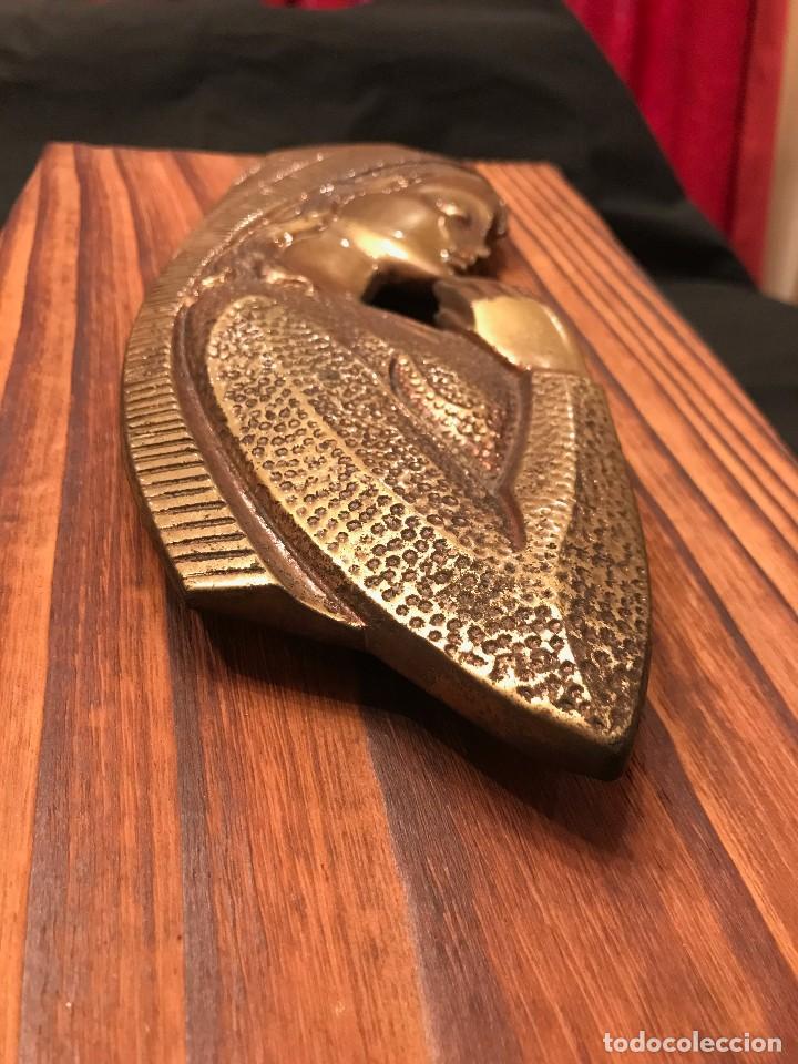 Antig&uuml;edades: Virgen de lat&oacute;n con fondo madera - Foto 2