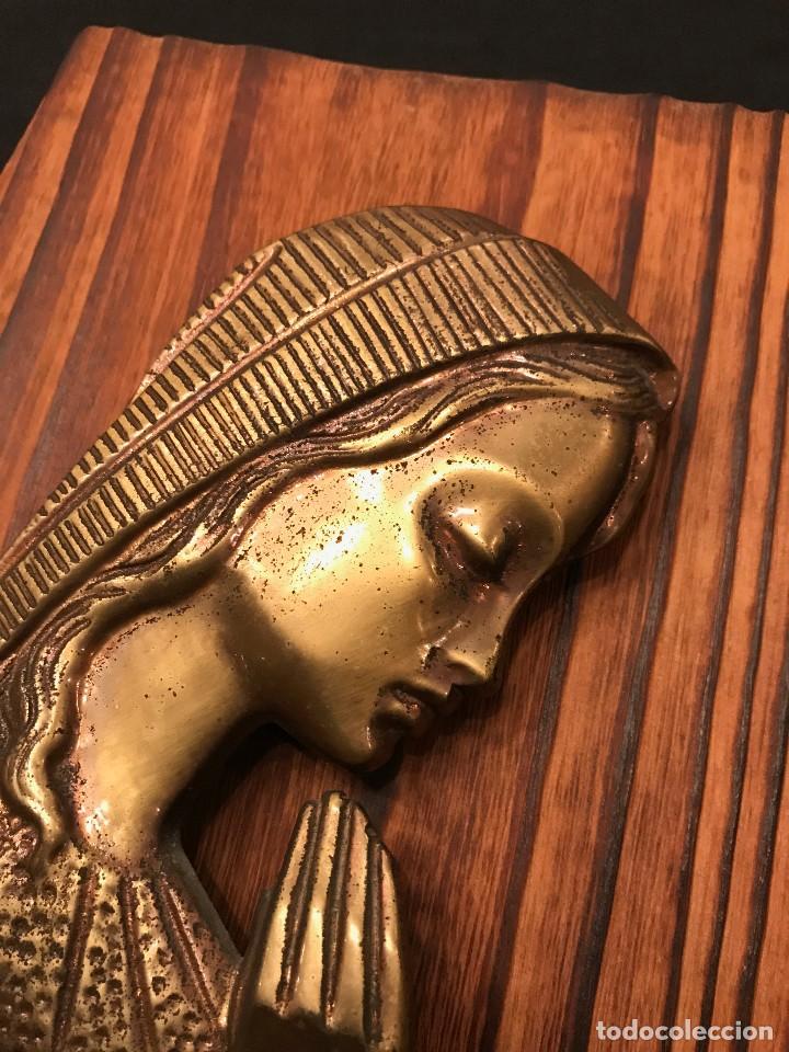 Antig&uuml;edades: Virgen de lat&oacute;n con fondo madera - Foto 3