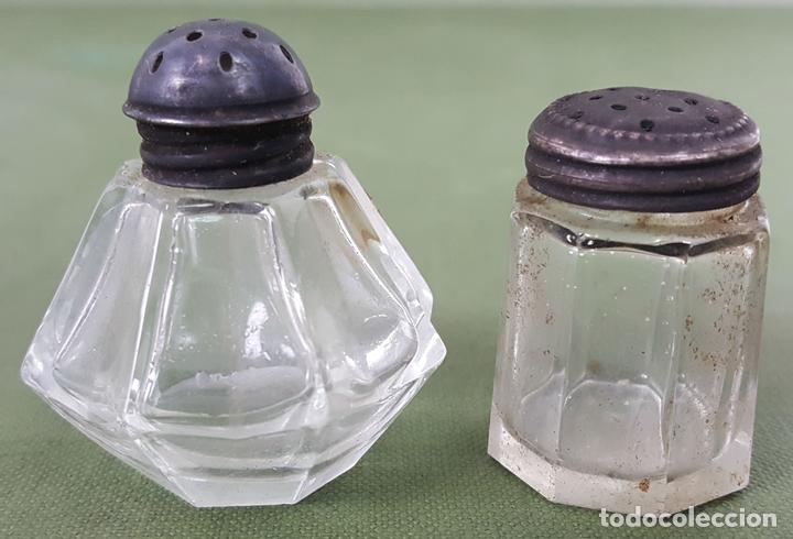 Antiquit&eacute;s: PAREJA DE SALEROS. CRISTAL PRENSADO. TAPONES DE PLATA. CIRCA 1960.