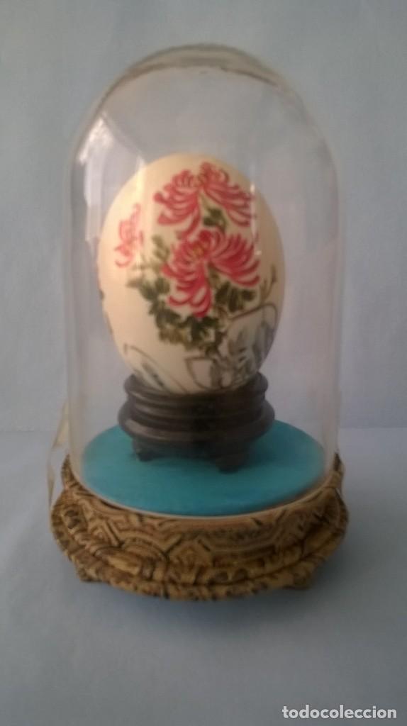 Antiguidades: HUEVO PINTADO - DECORADO A MANO EN URNA DE CRISTAL - CHINA