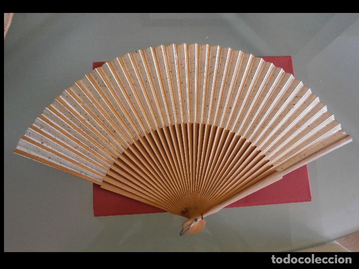 Antig&uuml;edades: Abanico de papel. Barillaje de madera de bamb&uacute;. - Foto 2
