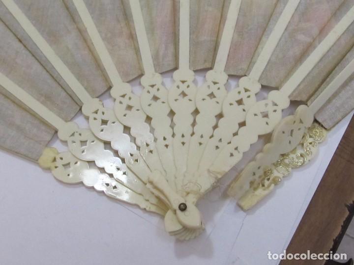 Antig&uuml;edades: ABANICO ANTIGUO PINTADO A MANO - CON DEFECTO - Foto 4