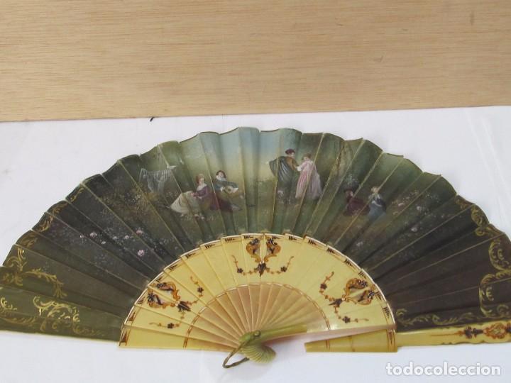 Antig&uuml;edades: ABANICO ANTIGUO PINTADO A MANO - CON DEFECTO - Foto 1