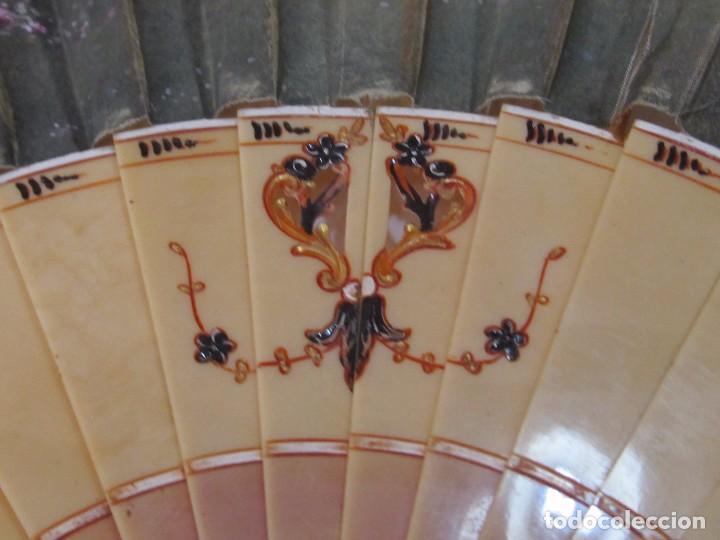 Antig&uuml;edades: ABANICO ANTIGUO PINTADO A MANO - CON DEFECTO - Foto 3