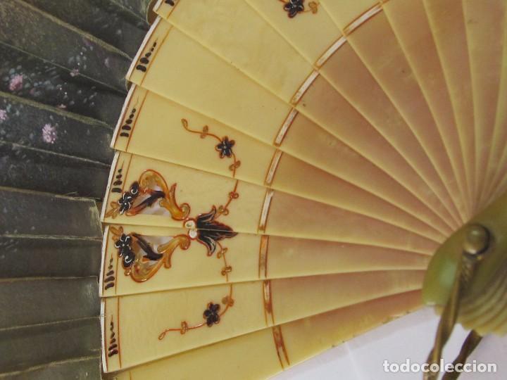Antig&uuml;edades: ABANICO ANTIGUO PINTADO A MANO - CON DEFECTO - Foto 4