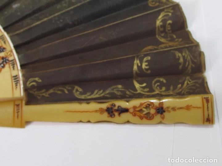 Antig&uuml;edades: ABANICO ANTIGUO PINTADO A MANO - CON DEFECTO - Foto 7
