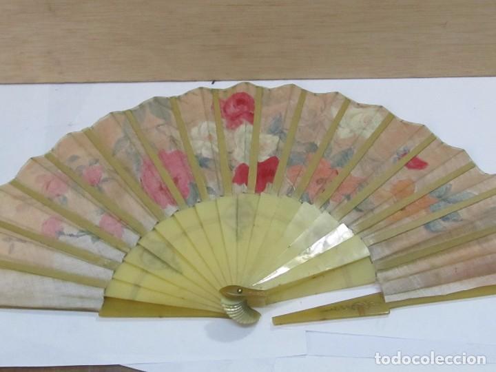 Antig&uuml;edades: ABANICO ANTIGUO PINTADO A MANO - CON DEFECTO - Foto 8
