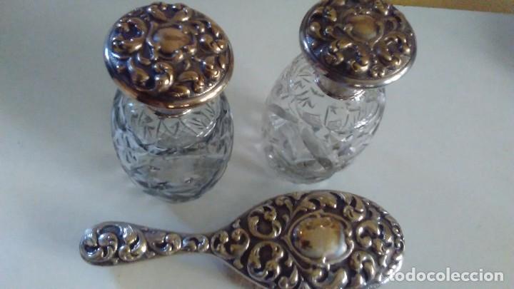 Antig&uuml;edades: Conjunto de tocador de tres piezas. Cristal tallado y metal repujado. A&ntilde;os 40 - 50