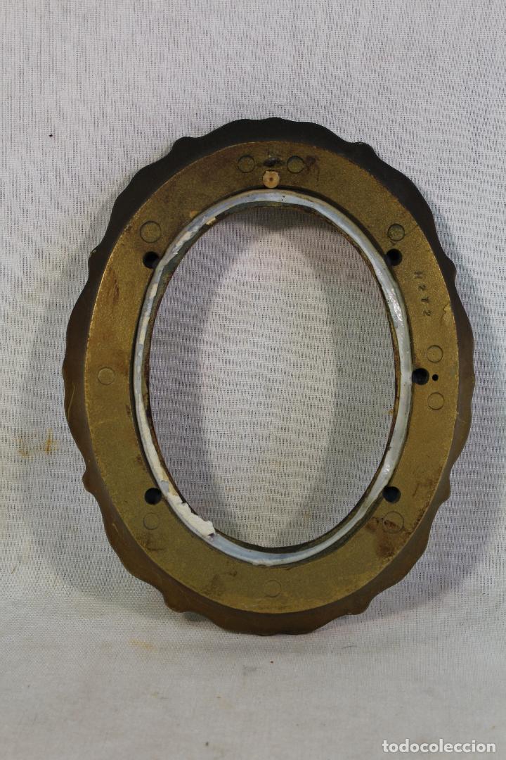 Antig&uuml;edades: marco oval de resina dorada - Foto 3