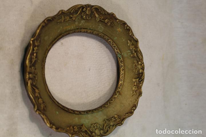 Antig&uuml;edades: marco oval de resina dorada - Foto 4