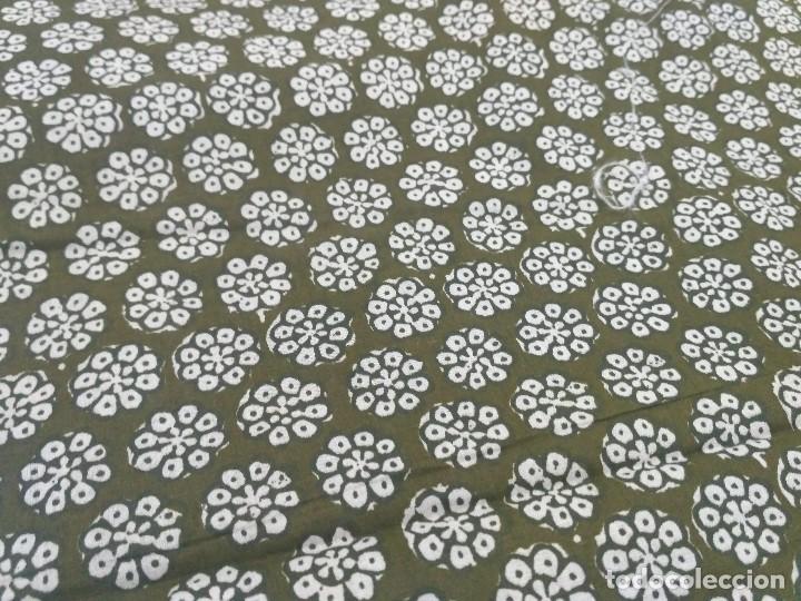 Antig&uuml;edades: Tejido de algod&oacute;n estampado a mano para traje tradicional - Foto 3