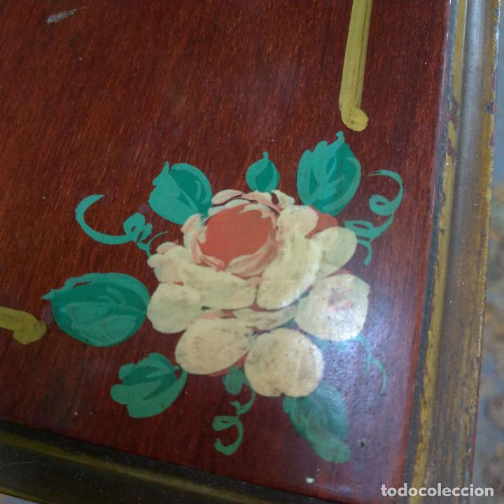 Antig&uuml;edades: Mesita cajonera pintada a mano - Foto 5