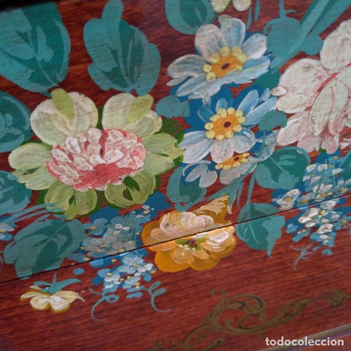 Antig&uuml;edades: Mesita cajonera pintada a mano - Foto 6