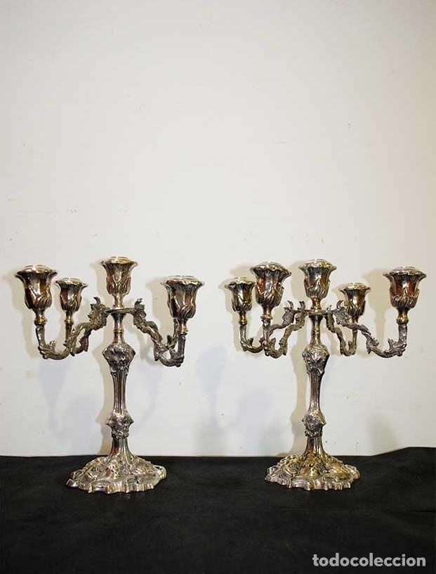 Antig&uuml;edades: PAREJA DE CANDELABROS DE METAL - Foto 1