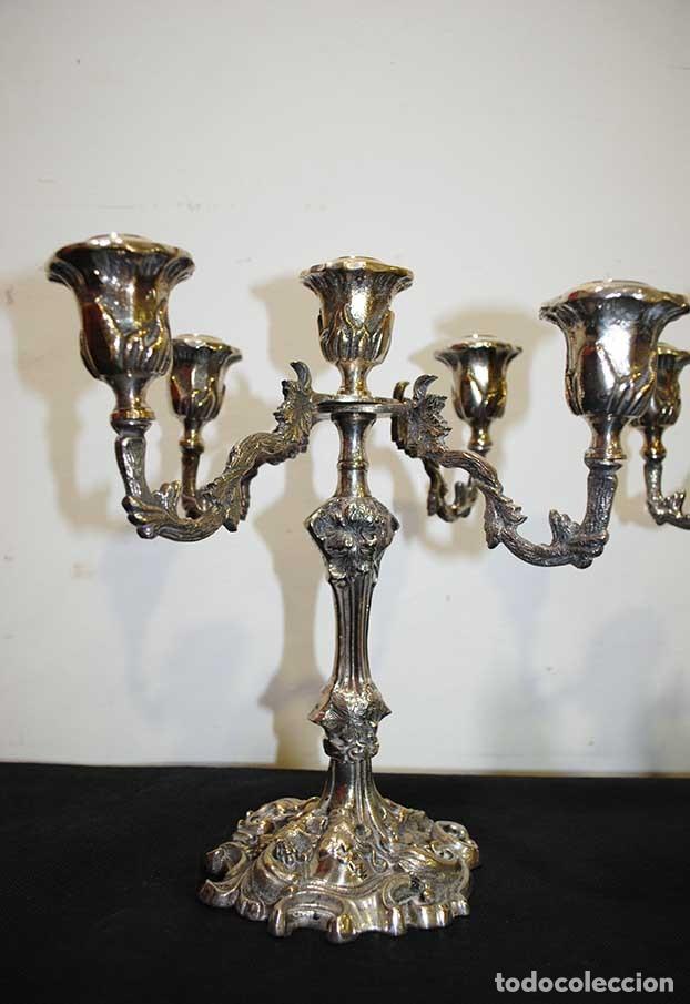 Antig&uuml;edades: PAREJA DE CANDELABROS DE METAL - Foto 2