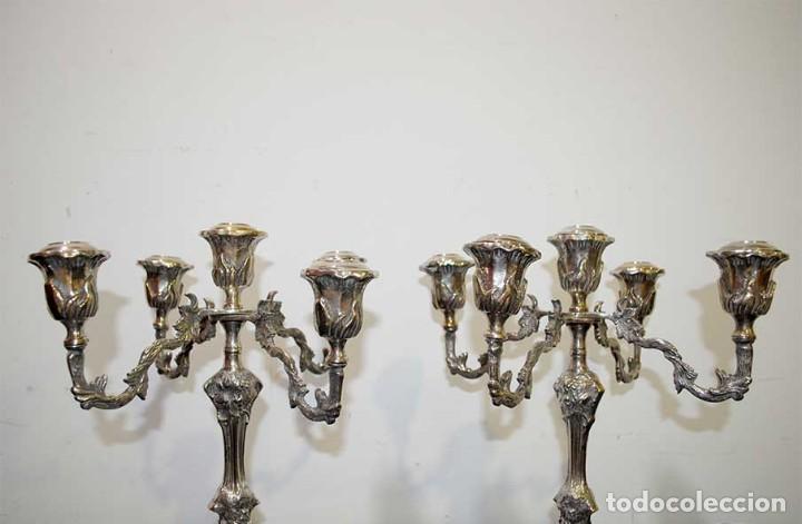 Antig&uuml;edades: PAREJA DE CANDELABROS DE METAL - Foto 3