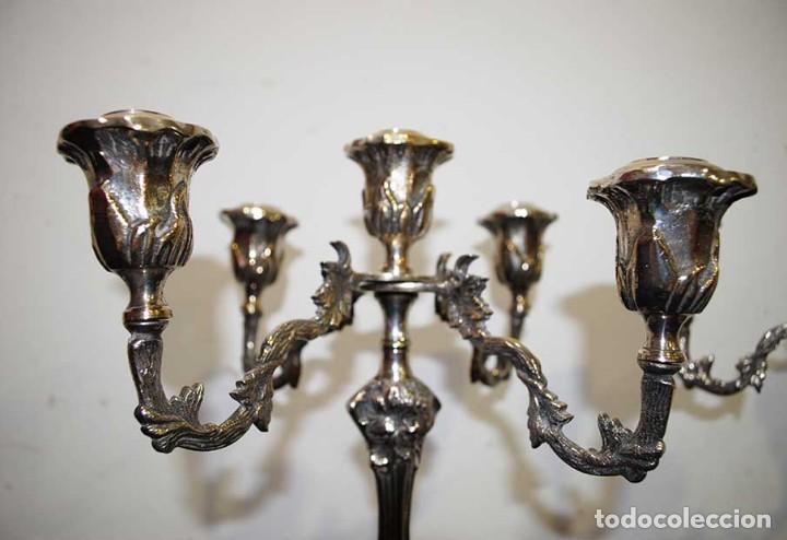 Antig&uuml;edades: PAREJA DE CANDELABROS DE METAL - Foto 4