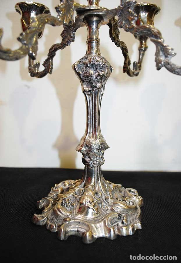 Antig&uuml;edades: PAREJA DE CANDELABROS DE METAL - Foto 5
