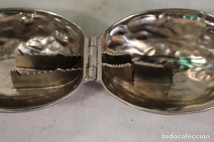 Antig&uuml;edades: cascanueces en metal - Foto 2
