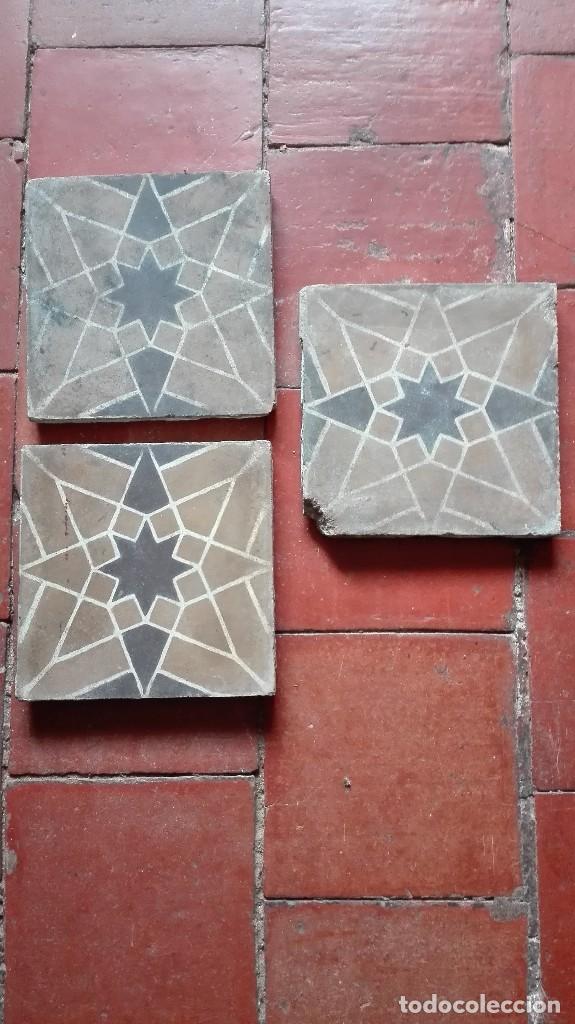 Antig&uuml;edades: Tres azulejos hidr&aacute;ulicos. - Foto 1